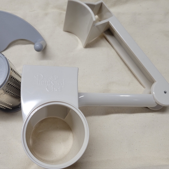 The Pampered Chef Deluxe Rotary Cheese Grater Grinder #1275 Vintage - Picture 4 of 6